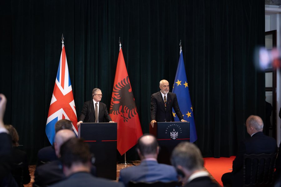 Shqipëria prodhim automjetesh ushtarake me Britaninë, nënshkruhet marrëveshja
